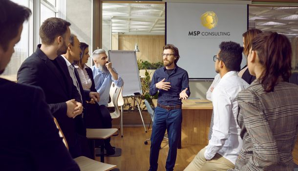 Manager échangeant avec son équipe pour réguler les tensions entre collaborateurs en entreprise