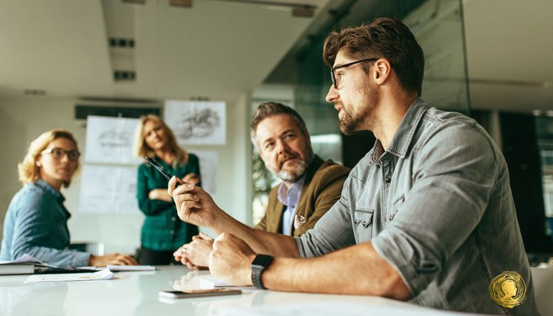 Un manager écoutant attentivement un collaborateur lors d'une discussion en face à face, illustrant l'importance de l'écoute active en entreprise.